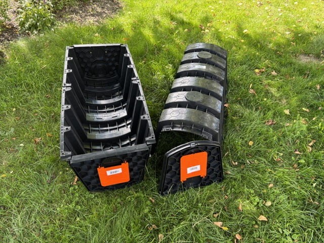 Tunel rozsączający wodę deszczową w gruncie 3.jpg