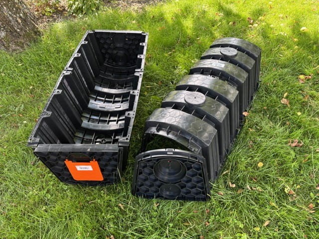 Tunel rozsączający wodę deszczową w gruncie.jpg